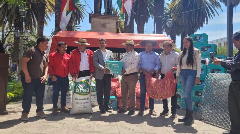 Alcaldía entrega insumos a familias afectadas por desastres naturales 