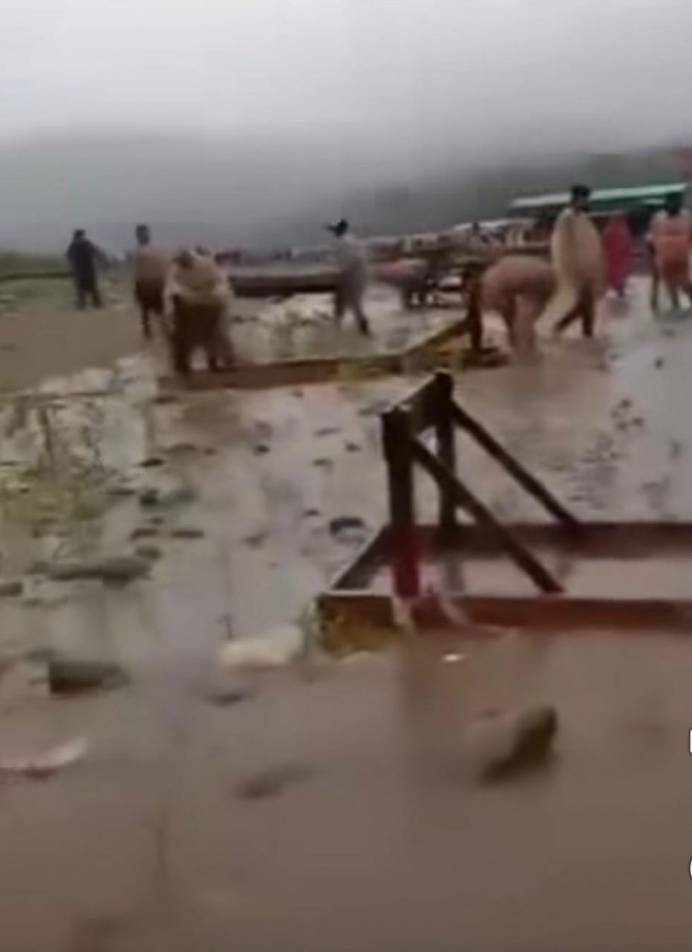 ¡El Bermejo se desbordó! Chalaneros corren a salvar sus embarcaderos(video)
