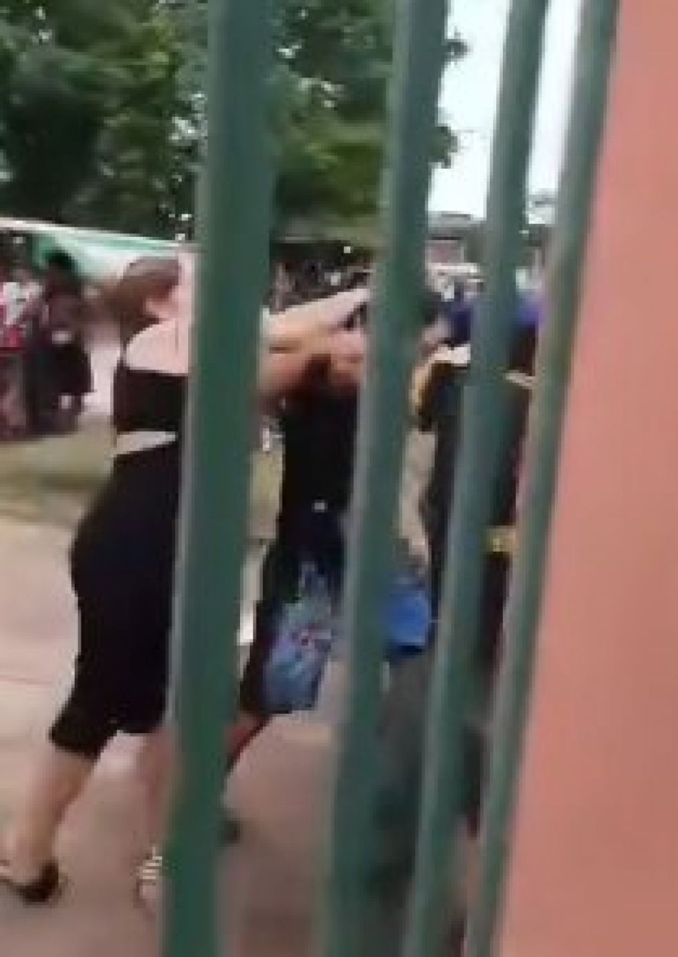 Pelea campal empaña jornada espiritual en un cementerio de Santa Cruz (video)