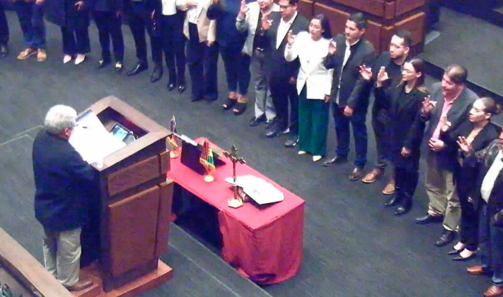 Reponen el crucifijo y la Biblia para tomar el juramento de los diputados
