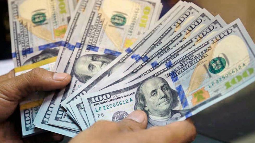 Alivio en el Mercado: dólar paralelo baja a Bs 10.72 a días del cambio de Gobierno