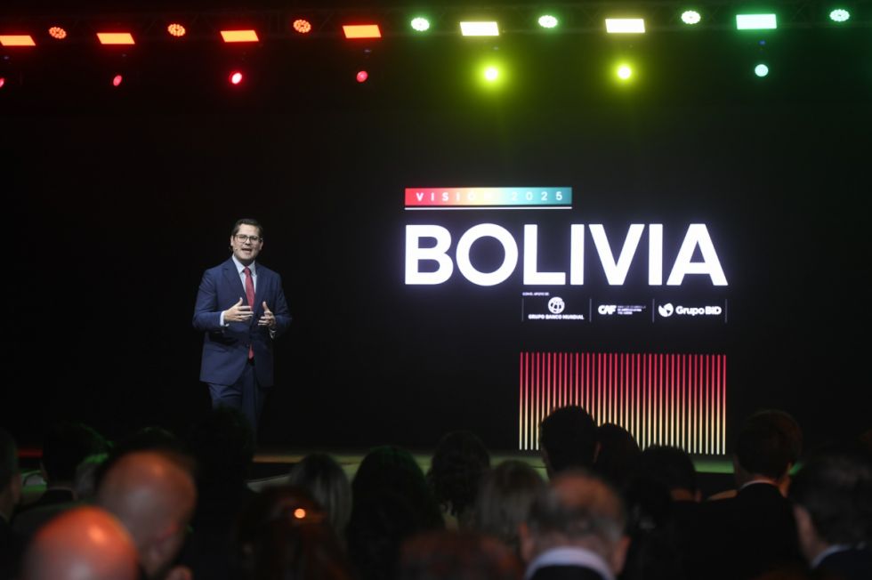Asociaciones de periodistas rechazan las restricciones durante la cobertura de encuentro empresarial en Santa Cruz