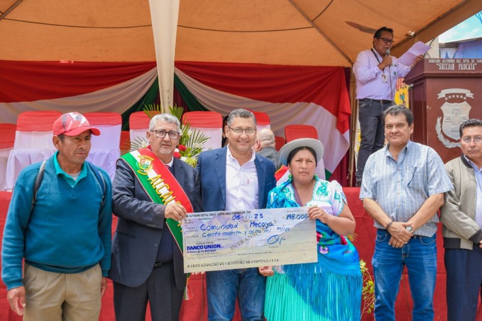 Montes entrega personerías jurídicas y el Prosol en Padcaya