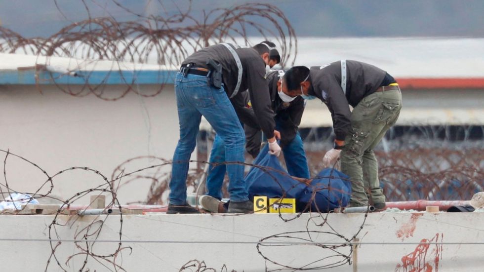 Hallan a 27 reos muertos en una cárcel de Ecuador 