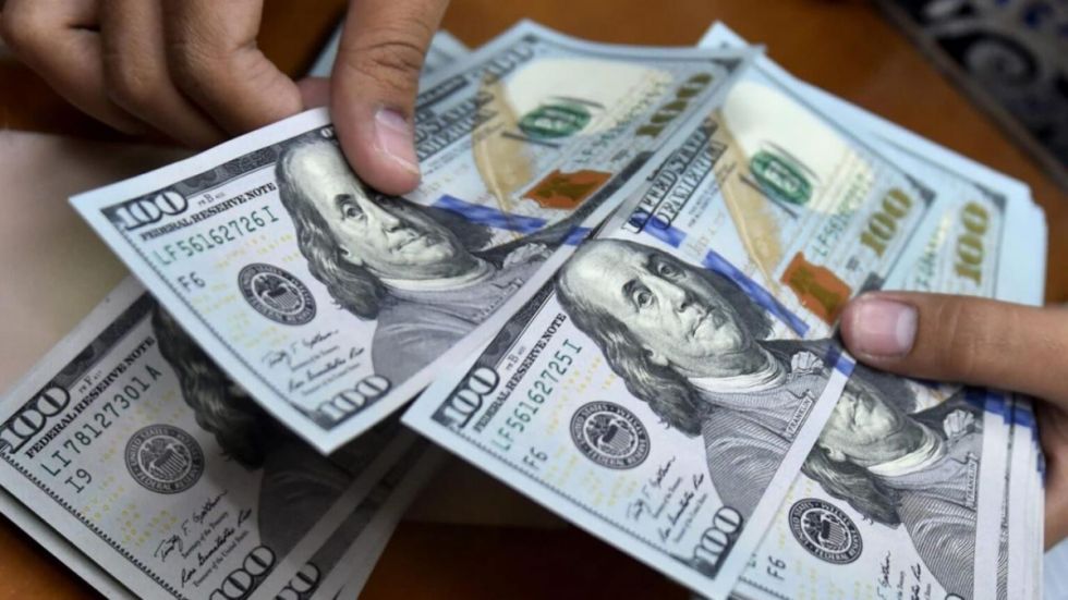 Dólar paralelo baja, pero Gobierno afirma que el 6,96 no volverá
