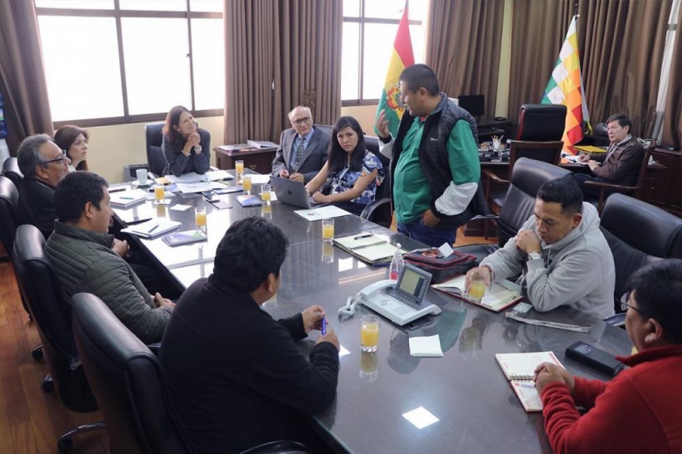 Ministra y maestros acuerdan agenda por la educación 