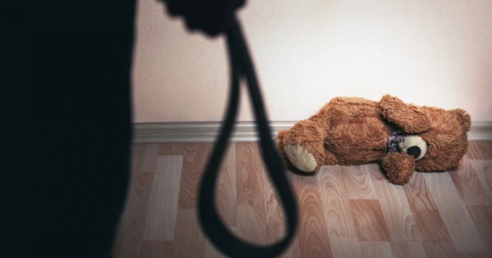 Denuncian que golpeó a su hija con un cinturón