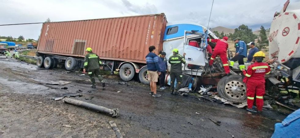 Un conductor queda atrapado entre fierros tras el impacto de un tráiler y una cisterna