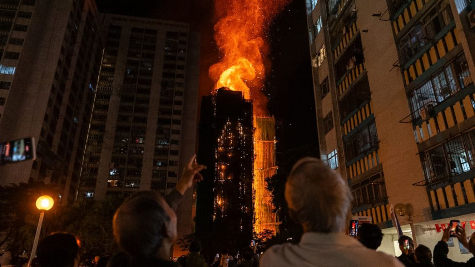 Incendio en Hong Kong: Reportan decenas de muertos