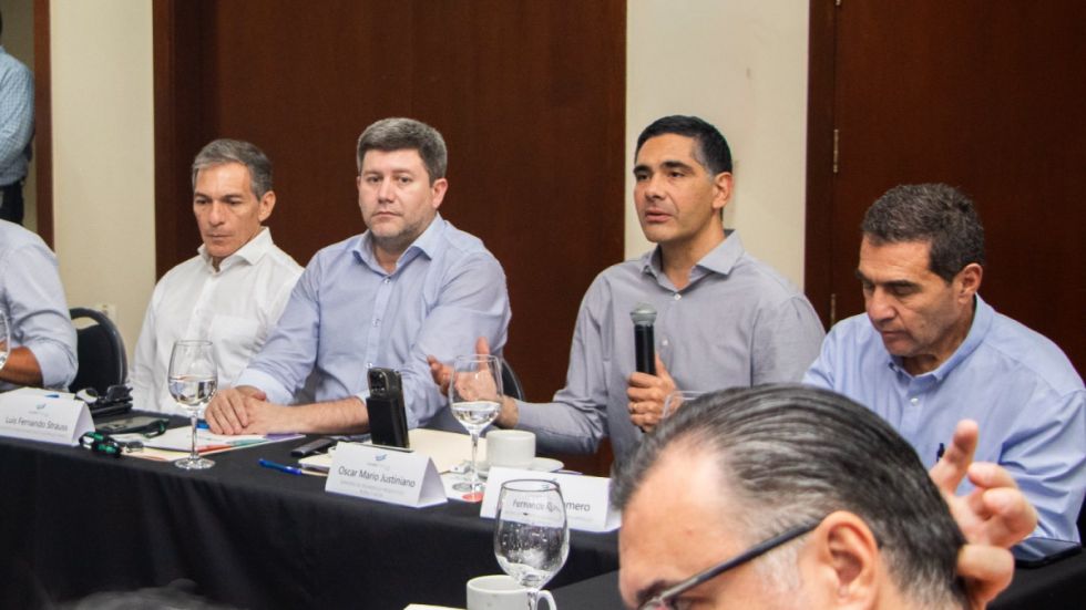 El equipo económico del presidente Paz se reúne con representantes de Cainco