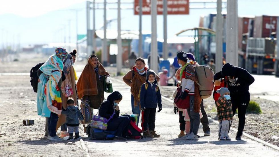 Perú cierra la frontera a migrantes que huyen de Chile y Bolivia queda a la espera