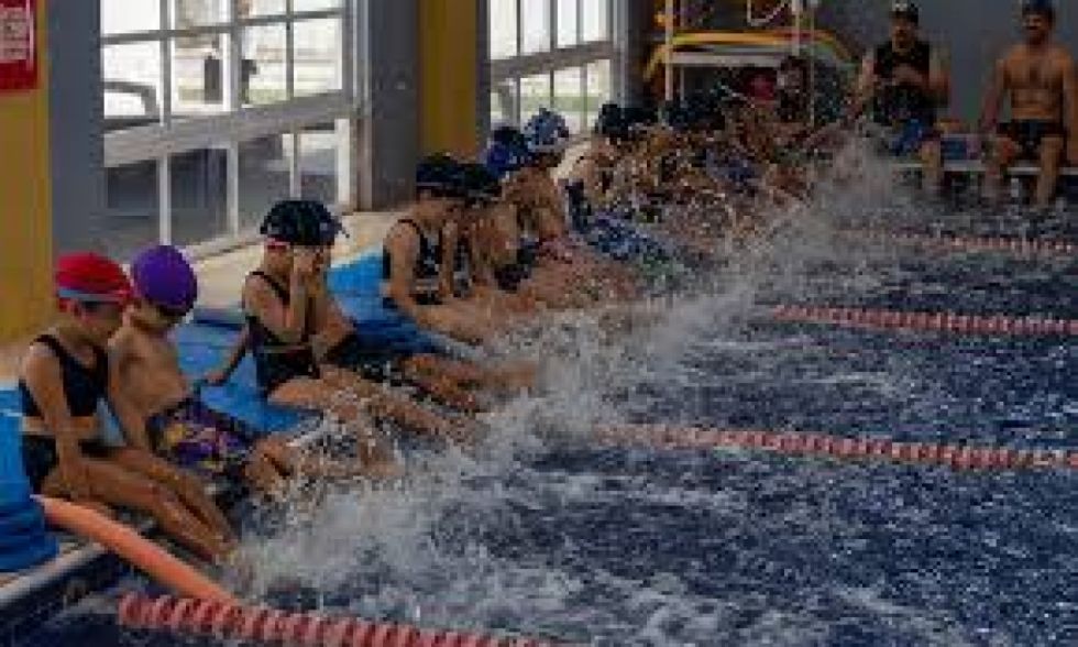 Verano y natación: ¿cómo iniciar a los hijos en esta práctica?