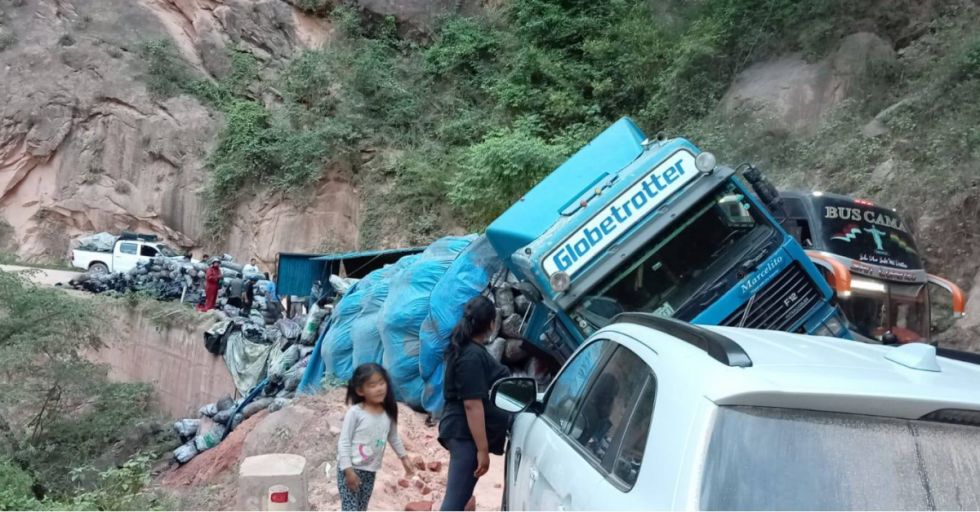 Camión cargado de carbón se volcó en El Angosto de Villa Montes (Video)