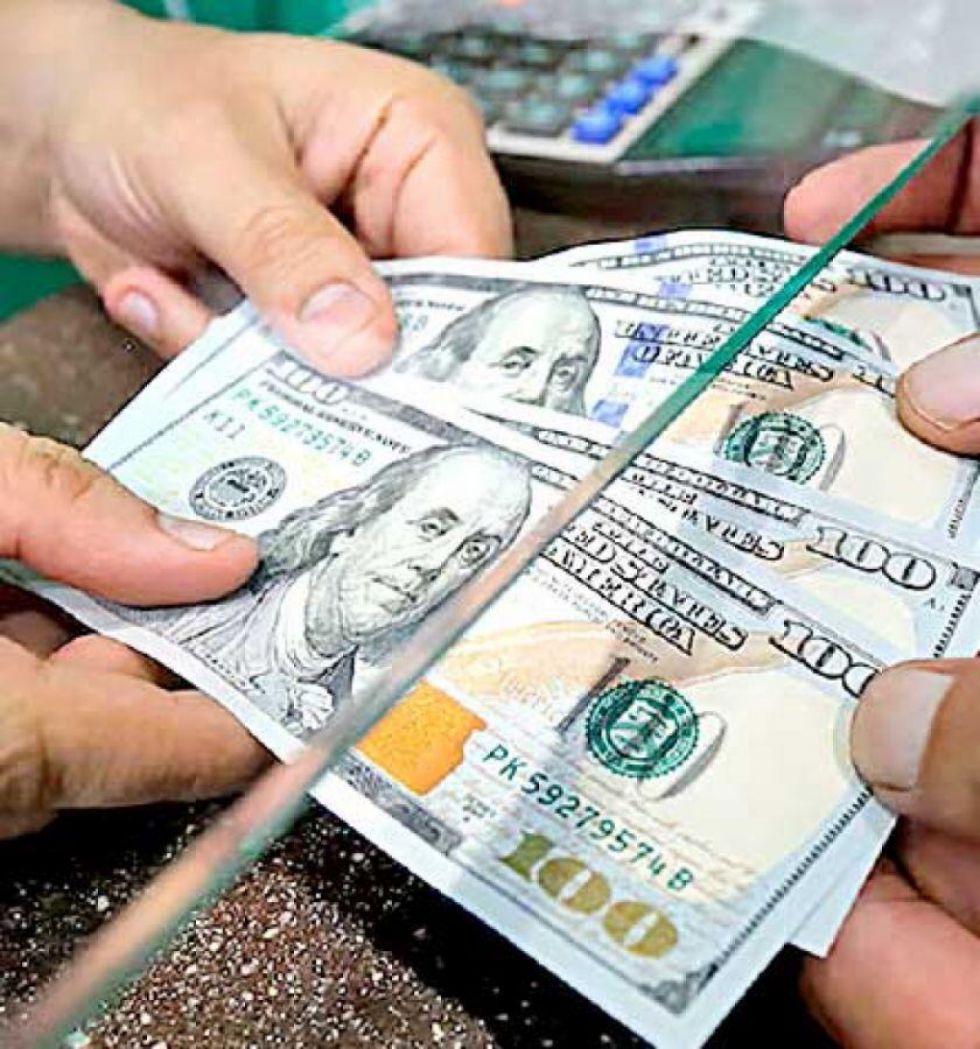 El dólar paralelo cae durante la semana y cierra con su valor más bajo