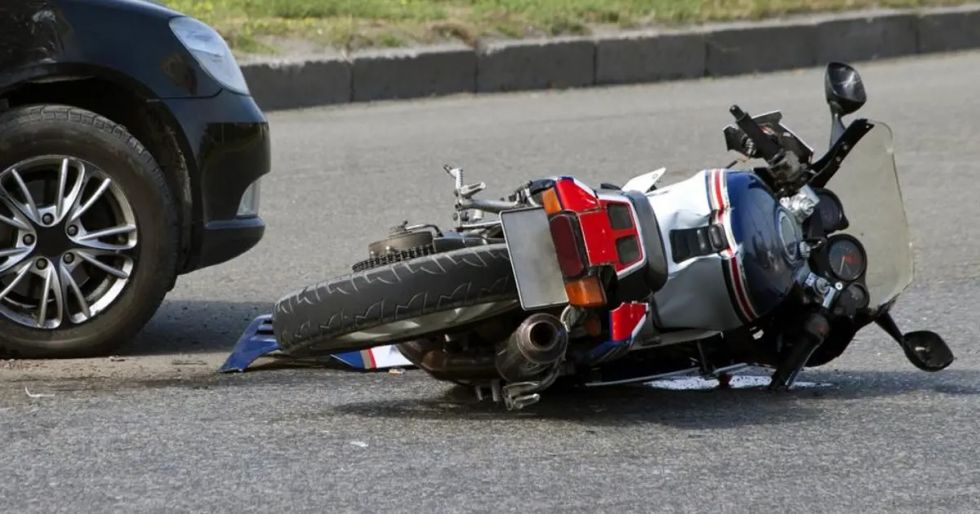 Liberan a chófer que chocó con un motociclista