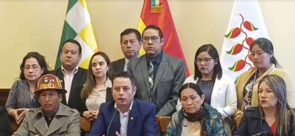 Lara y jefes de bancadas analizarán medidas constitucionales para frenar la suba de combustibles 