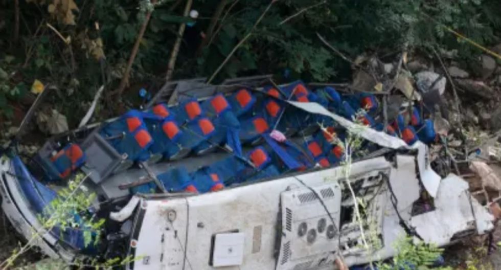 Mueren 16 adolescentes y el chofer de un bus durante un viaje de graduación en Colombia