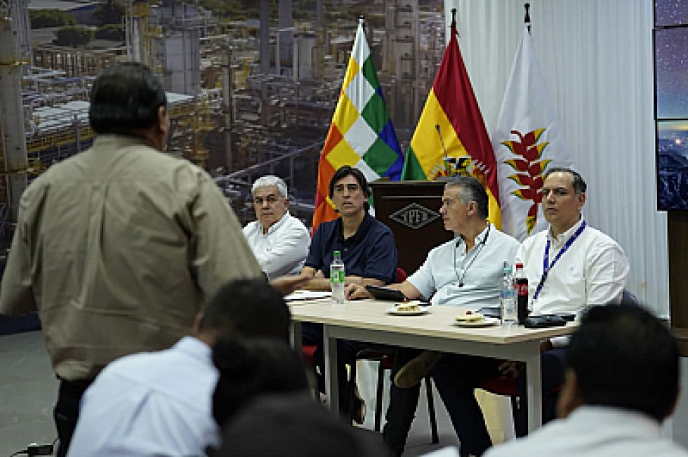 Gobierno acuerda con el transporte cruceño medidas por el Decreto 5503