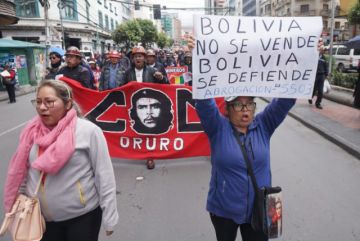 Campesinos e interculturales se suman a marcha desde Calamarca