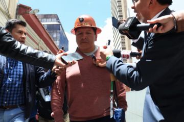 Gobierno y COB inician conversaciones mientras bloqueos mantienen el país paralizado