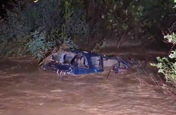 Rescatan a dos personas de vehículo arrastrado por el río Camacho; el conductor sigue desaparecido