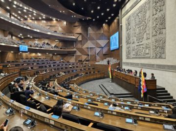 Proponen que los parlamentarios ganen por sesión, “porque después veranean”
