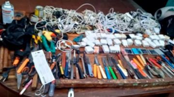 Secuestran cuchillos, celulares y otros objetos prohibidos en la cárcel de Palmasola, en puertas del Carnaval