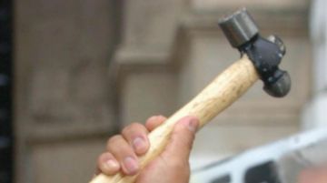 Al verse descubierto un ladrón atacó a martillazos a un adulto mayor 