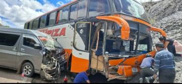 Carretera Sucre-Potosí: Colisión entre flota y minibús deja 11 heridos 