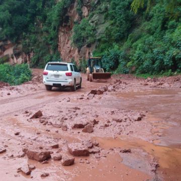 ABC Tarija habilita el paso tras limpieza en el camino Entre Ríos-Palos Blancos 