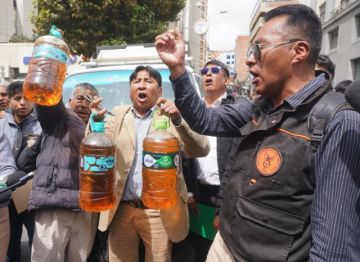 Choferes bloquean el centro paceño y exigen resarcimiento por daños atribuidos a la gasolina