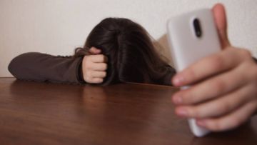 Procesan a menor que exhibió videos de su compañera