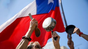 Cacerolazos: Chile reacciona al alza de combustibles