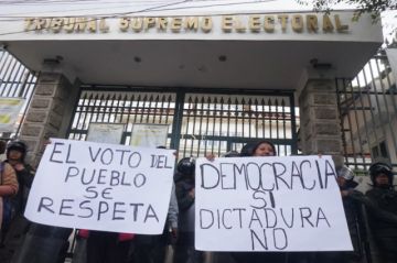 Vigilia en el TSE: exigen que se respete la candidatura de Yahuasi y la segunda vuelta en La Paz