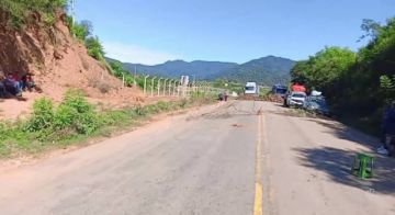 Bloqueos se intensifican y obligan a suspender viajes desde Tarija