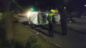 Accidente en la madrugada: motorizado choca y vuelca en plena avenida Víctor Paz (video)