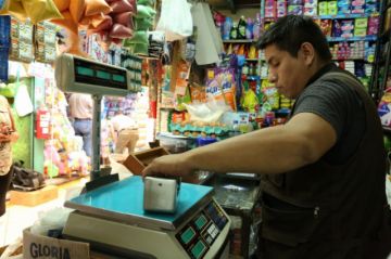 Operativos en mercados de Tarija buscan evitar fraude en balanzas y venta de productos en mal estado