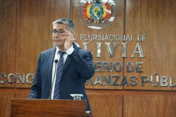 Espinoza espera entre "2.600 y 3.000 millones de dólares" del FMI en tres años