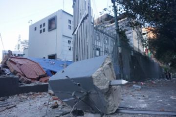 Dos policías quedaron heridos por piedras lanzadas al Ministerio de Educación, se reporta varios destrozos