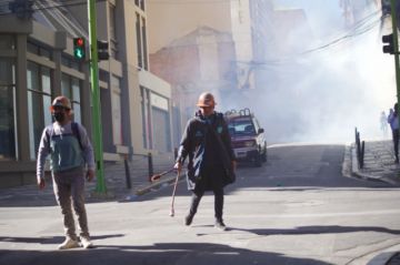 Gobierno y mineros sostienen diálogo mientras sus bases se enfrentan con la Policía