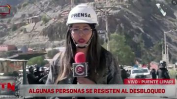 Dos reporteros lesionados y varios equipos de  prensa atacados en la población de Lipari 