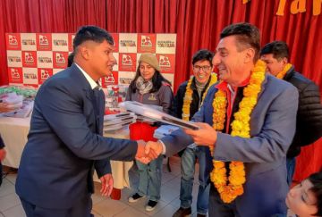 Alcalde entrega kit escolar al colegio Aniceto Arce