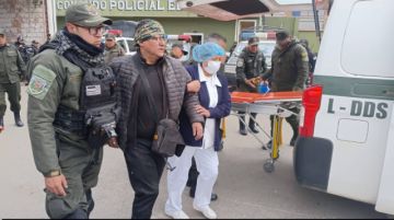 Policía Boliviana rescata a un efectivo retenido por bloqueadores en El Alto