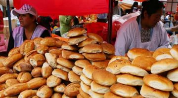 La falta de harina y combustible por los bloqueos merman la producción de pan en La Paz 