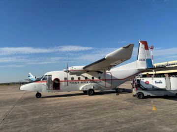 Avión militar paraguayo llega a Bolivia para reforzar traslado aéreo de alimentos a La Paz