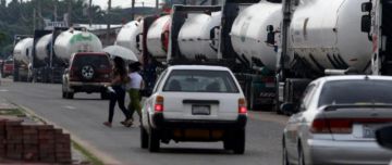 Gobierno autoriza a privados a importar combustible, pero prohíbe mezclarlo con el que trae YPFB