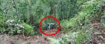 Un bus vuelca y se embarranca en la carretera La Paz – Apolo