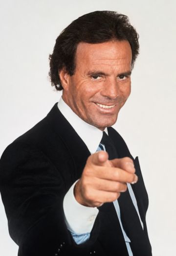 Julio Iglesias: el meme que triunfa porque no dice nada