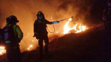 Declaran controlado el incendio,  pero la emergencia no da tregua con nuevos focos de calor