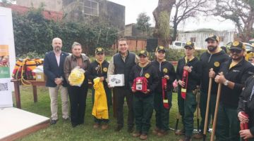 Santa Cruz: Bomberos forestales reciben equipamiento